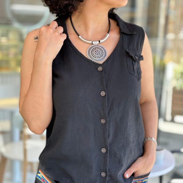 Keten Kolsuz Cep Detaylı Siyah Gömlek